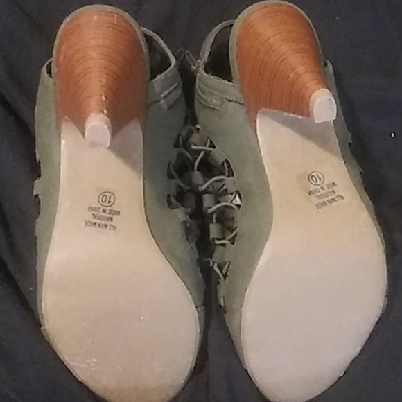 Heels - Picture 3 of 4